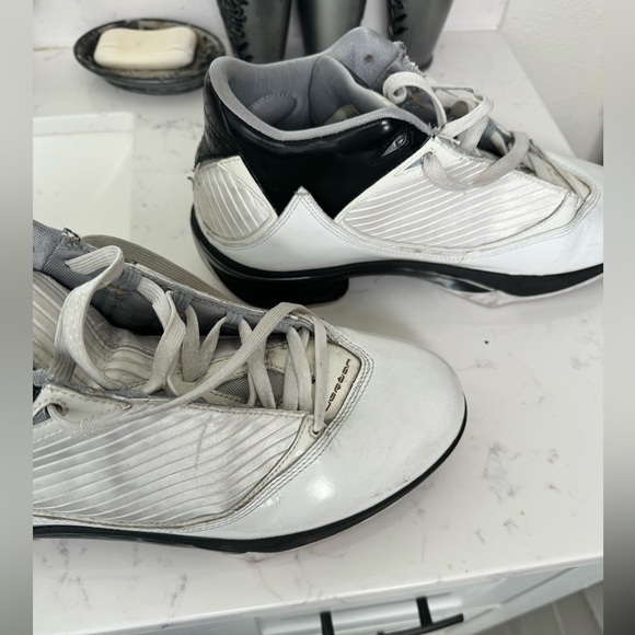 Original Jordan throwbacks. Used Great wearing condition - Picture 4 of 15